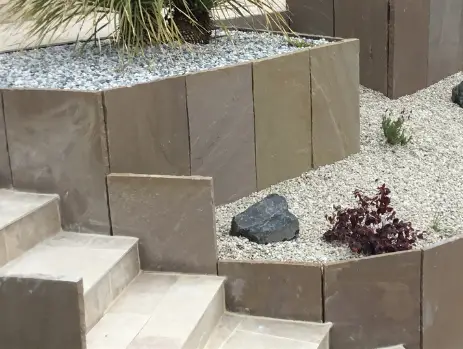 Dalle grès d_inde retenue de terre