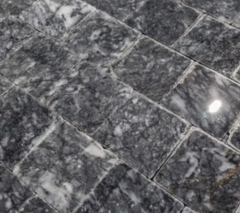 Pavé en marbre noir