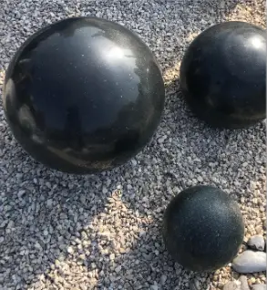 Sphère de granit noir poli