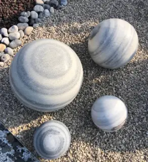 Sphère de marbre blanc poli
