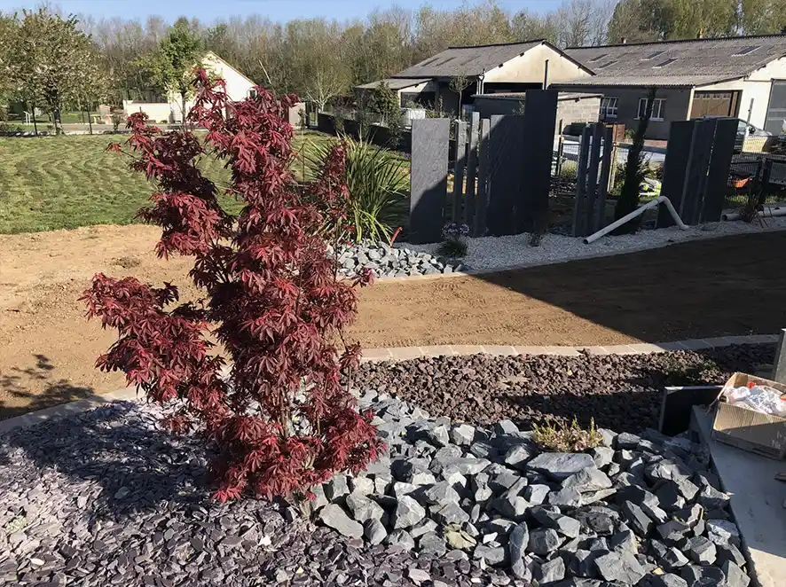 ardoise violette et pierre à gabion bleue